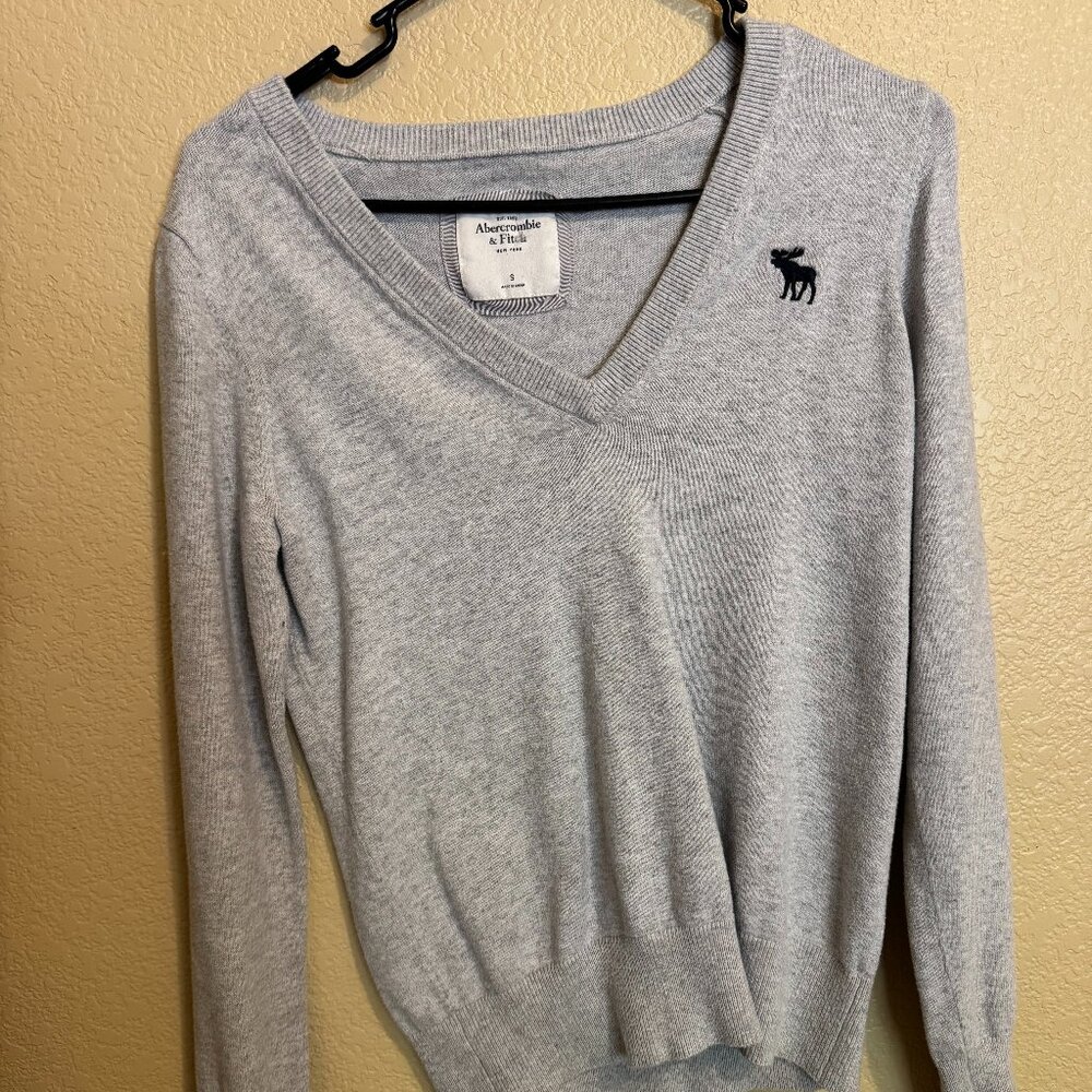 Abercrombie and Fitch Grey Sweater!!